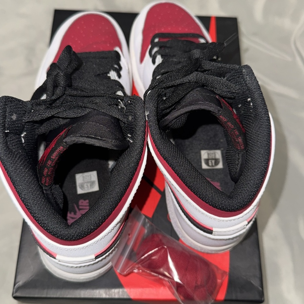 Air Jordan 1 Retro High OG “Carmine” - Picture 5 of 6